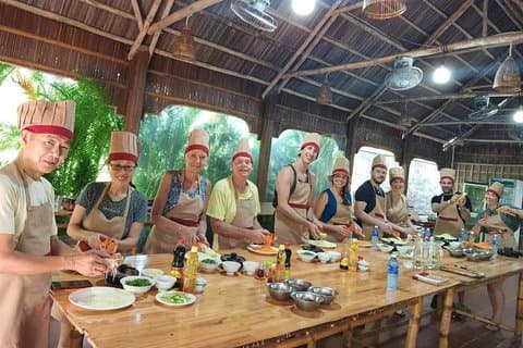 Hoi An Basket Boat & Cooking Tour (marché local, canotage, pêche au crabe)