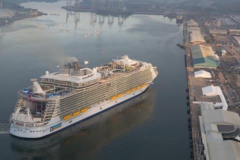 サウサンプトンクルーズターミナルからガトウィック空港へのプライベートポート到着送迎