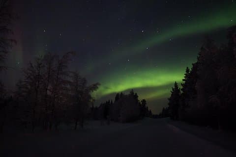 Northern lights jagter med bil
