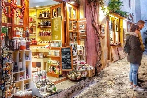 Smak på det beste Monemvasia har å by på: vin, brennevin, olivenolje, bihonning