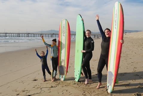 Lezione di surf per famiglie