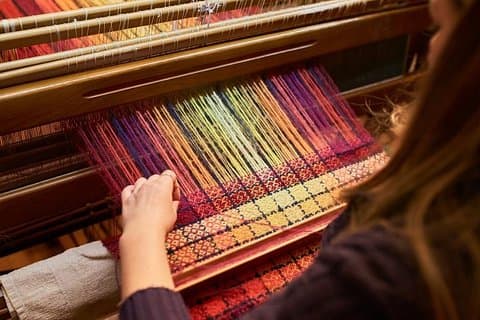 Traditionella handgjorda tekniker för moderna kläder