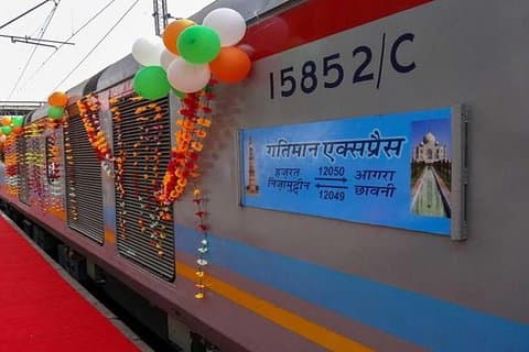 Excursión de un día al Taj Mahal en tren/ferrocarril Gatimaan desde Delhi