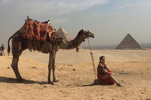un paseo en camello en Sunset, con cena Sound & Light Show en las pirámides de Giza