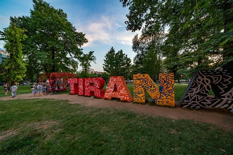 Entdecken und spüren Sie Tirana bei einem Rundgang