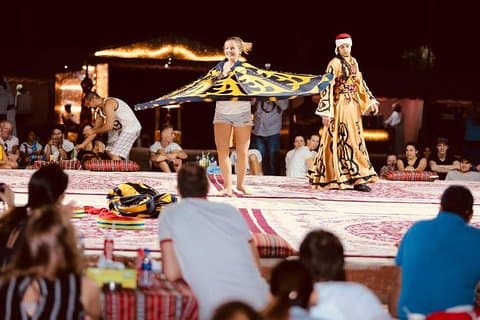 Safari no deserto durante a noite em Abu Dhabi com jantar para churrasco e café da manhã