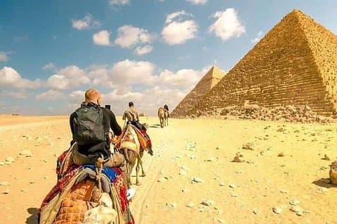 Tour de pirámides y camellos