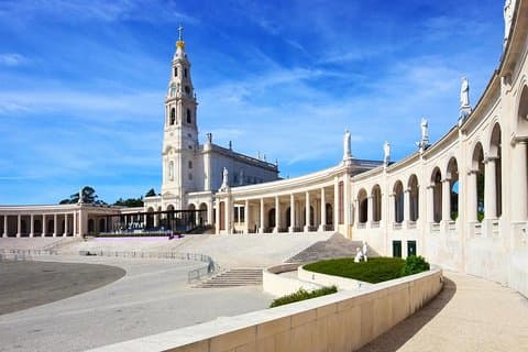 Day trip to Fatima, Batalha Monastery, Ericeira and Òbidos