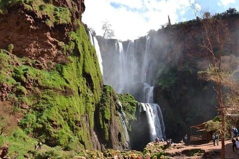 Ab Marrakesch: Führung zu den Ouzoud-Wasserfällen und Bootsfahrt