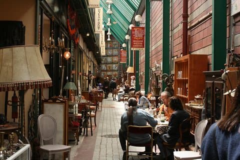 Tour de expertos del mercado de antigüedades de París en grupo extrapequeño