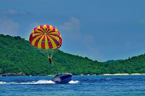 Raya- en koraaleilanden + parasailtour per speedboot met lunch