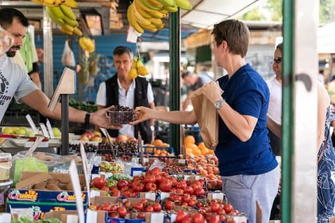 Markttour met kleine groep en kookles in Cagliari