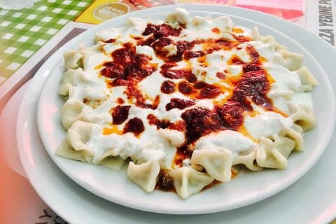 Istanbul Kadikoy Private Food Tour mit 12 + lokalen Verkostungen