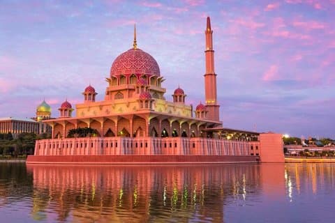 Traslado de llegada al aeropuerto de Kuala Lumpur Tour en ruta Putrajaya
