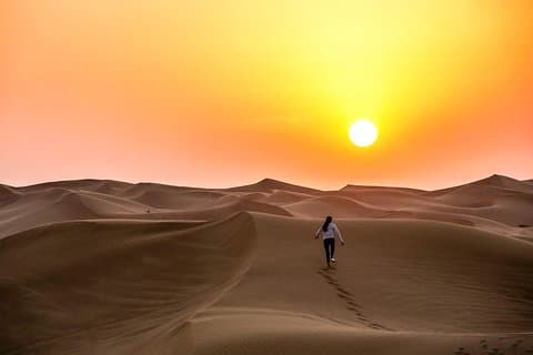 Safari nel deserto notturno di Liwa con tenda privata, cena calda con barbecue e colazione