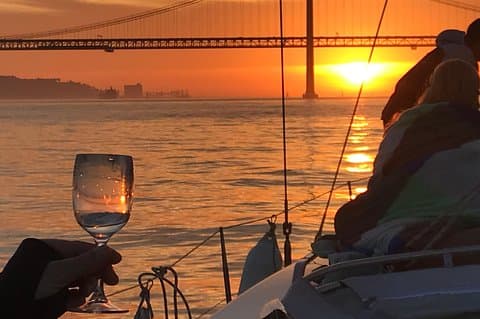 2 timers solnedgang og vin sejltur i Lissabon