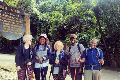 Caminhada diurna no Kilimanjaro.