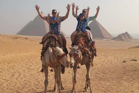Visite guidée privée d'une journée au musée égyptien des pyramides de Gizeh et à la felouque
