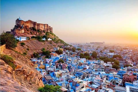 Trasferimento privato da Udaipur a Jodhpur con il giro turistico di Ranakpur