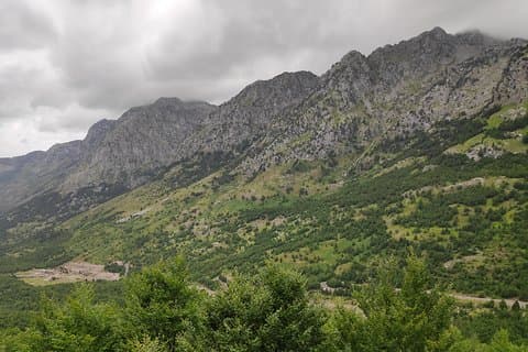 Caminhada na melhor pista de caminhada: Picos dos Balcãs
