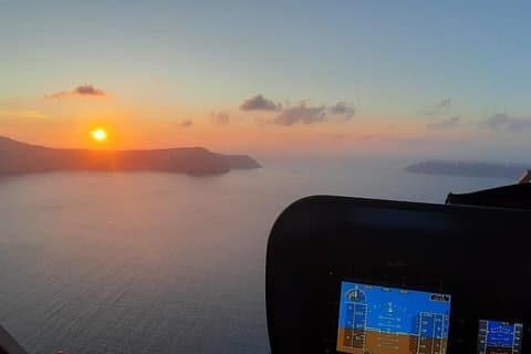 Passeio de helicóptero compartilhado em Santorini 20 minutos - 2 passageiros