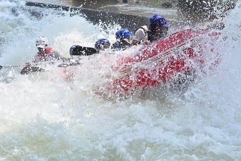 最大の急流ラフティングチャレンジで強力な急流に挑戦–キトゥルガラ