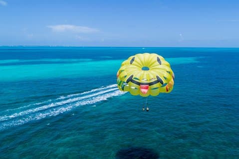Flyv over Cancun Bay: Parasailing oplevelse