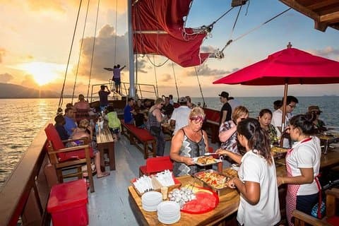 Koh Samui Red Baron Sunset Dinner Cruise mit Rücktransfer (SHA Plus)