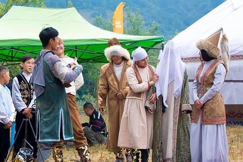 「The Huns」民族村で遊牧民のライフスタイルを発見