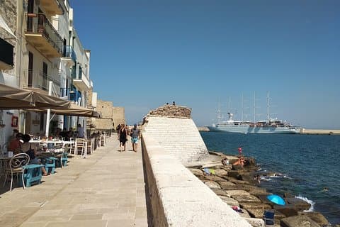 Private guided tour in Monopoli: walking through the old town
