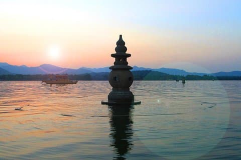Kleine Gruppe: Ganztägige klassische Tour durch Hangzhou mit Hochgeschwindigkeitszug von / nach Shanghai