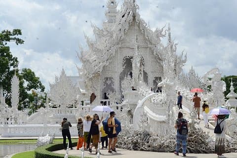 Exklusivt Chiangrai White Temple, blått tempel, svart hus.