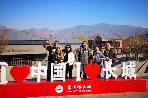 Beijing田yu万里の長城と明の墓への北京レイオーバーツアー