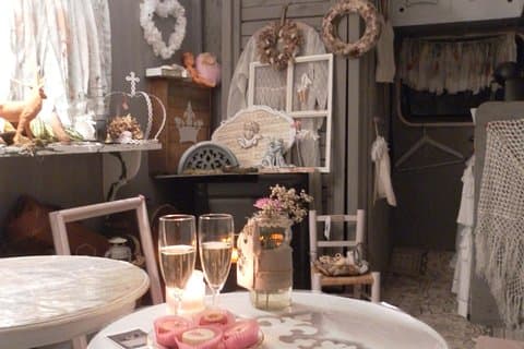 Aperitifmiddag i en bohemsk husvagn