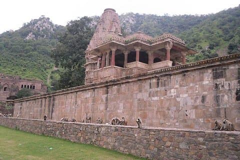 Guidad Bhangarh Fort & Abhaneri Step Wells rundtur med middag