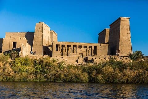 Assuan Philae Tempel, unfertiger Obelisk und hoher Damm