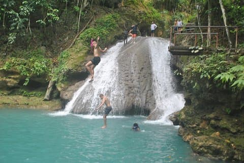 Dagtrip naar Blue Hole en Secret Falls plus Winkelen vanuit Falmouth