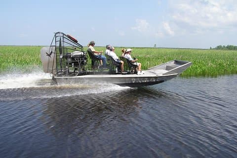 Kleinschalige Bayou Airboat-rit met vervoer vanuit New Orleans