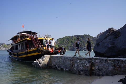 Meest favoriete boottocht van een hele dag met kajakken in de baai van Lan Ha, de baai van Ha Long