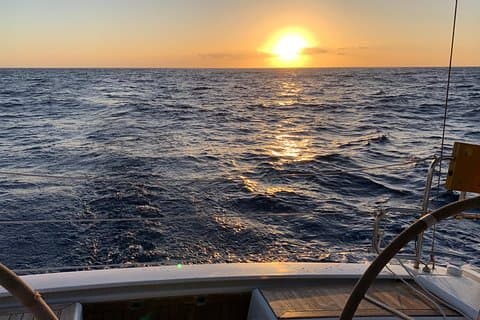 Experiencia de vela al atardecer en grupos pequeños (miércoles y viernes)