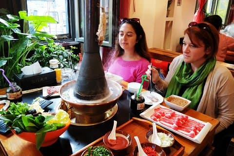 Privater mongolischer Hutong-Rundgang mit Hot Pot-Essen durch Peking