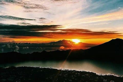 Lever de soleil sur le mont batur