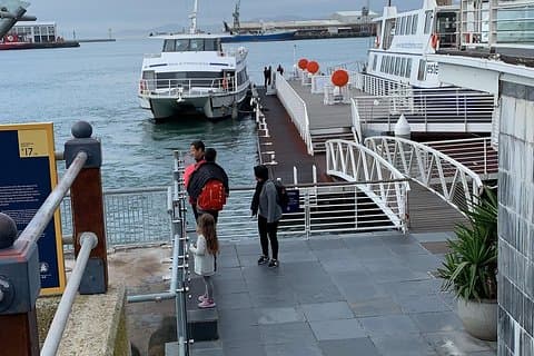 Bevestig tickets voor Robben Island & Surprise-haltes uiterlijk de volgende dag om 8.00 uur.