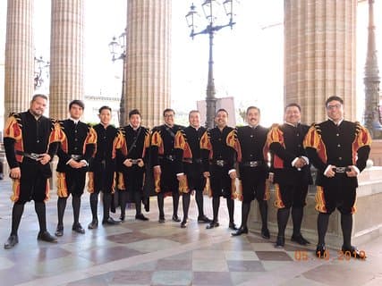 Callejoneadas with the Virreynal student