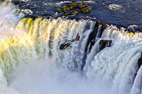 Panoramische helikoptervlucht over de Iguazu-watervallen
