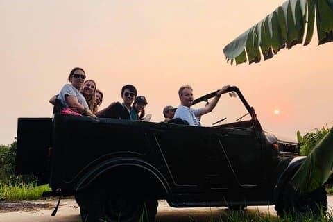 Hanoi halvdag med mad + sjov + kultur med russisk jeep