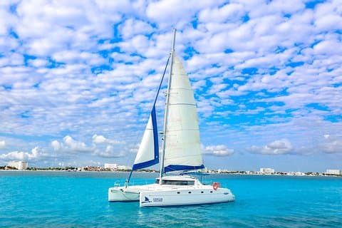 Catamaran privé de Cancun à Isla Mujeres | Jusqu'à 30 pp