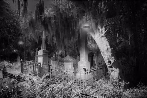 Visite à pied nocturne des fantômes de Charleston avec cimetière de l'église unitarienne
