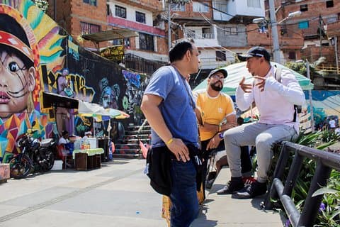 Comuna 13, Graffitour gatemat. Historie. Alt inkludert