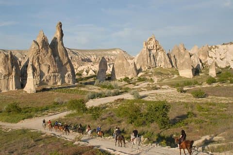 Cappadoce Coucher de soleil à cheval dans les vallées et les cheminées de fées